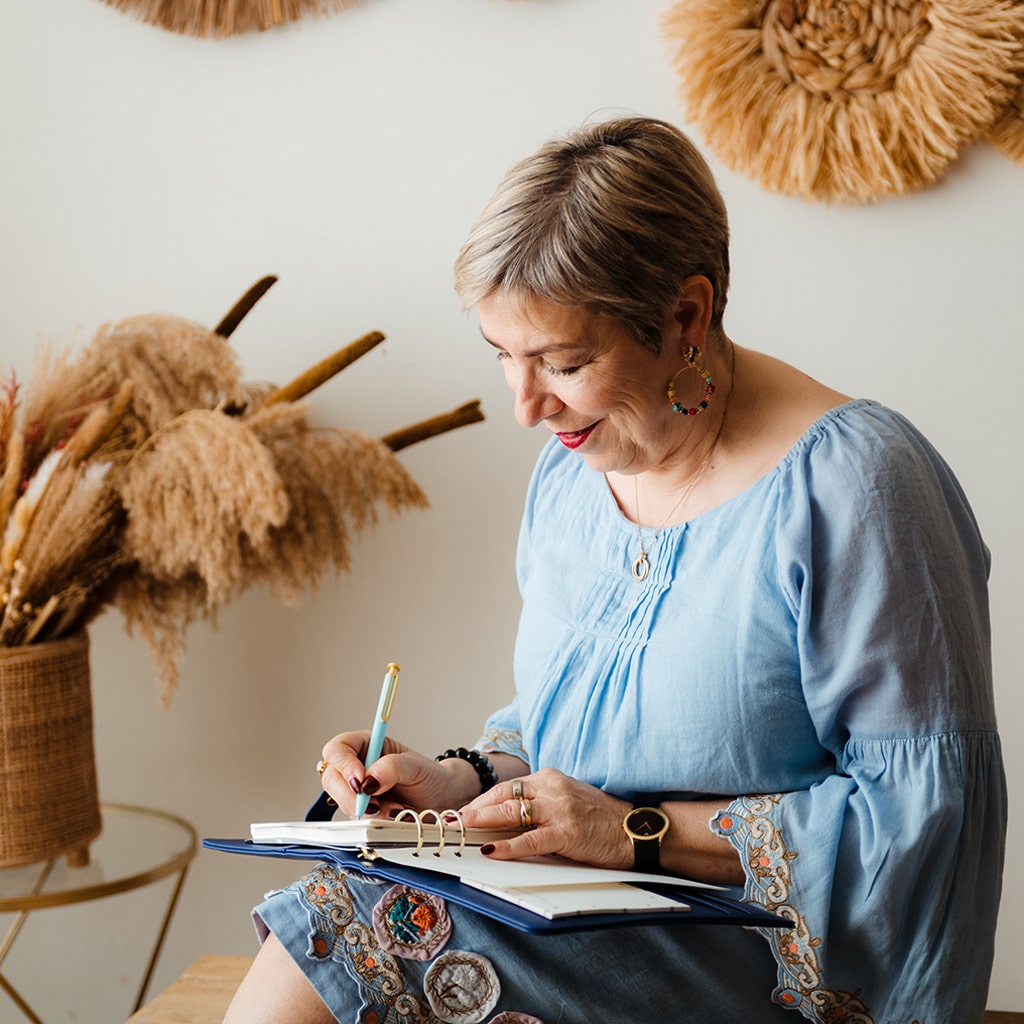 Pilar Roqué escribiendo en una agenda