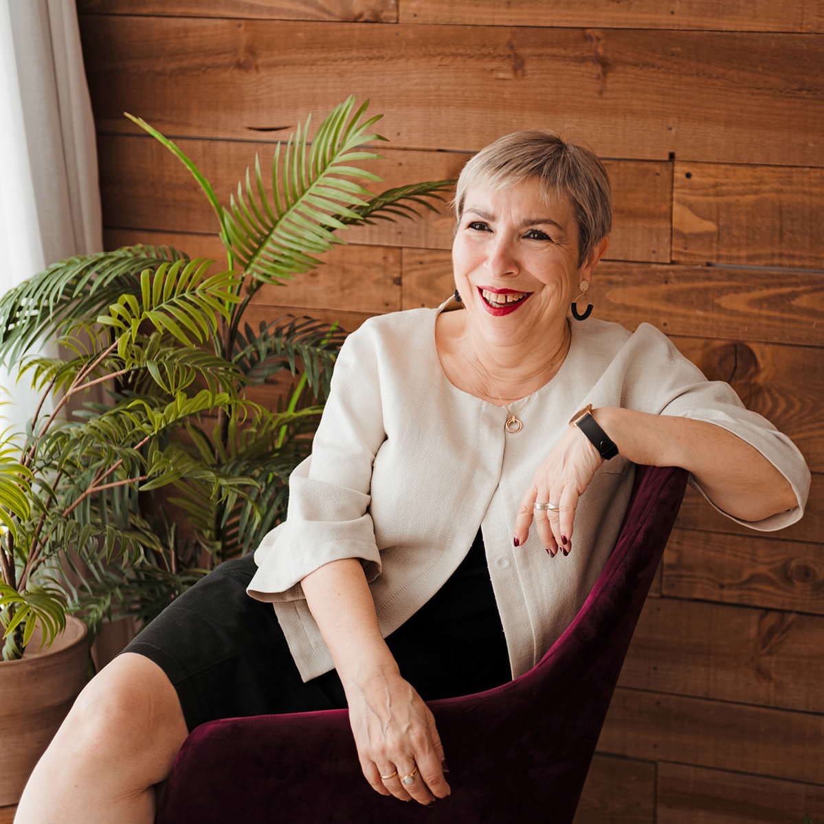 Pilar sentada sonriendo